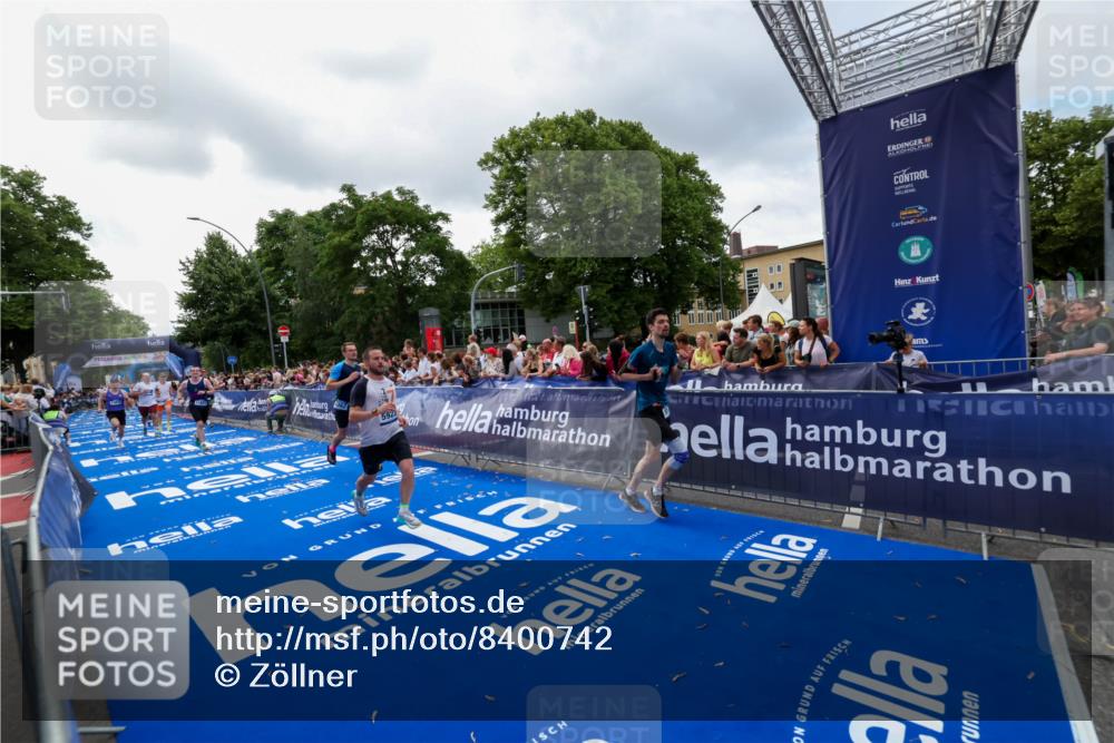 29.06.2025 - hella hamburg halbmarathon Zöllner http://msf.ph/oto/8400742 29.06.2025 10:37:16 Ziel 4860, 5003, 5923, 8362, 9178, 10190, 11423, 12900, 13972, 15178, 17137, 17726 meine-sportfotos.de