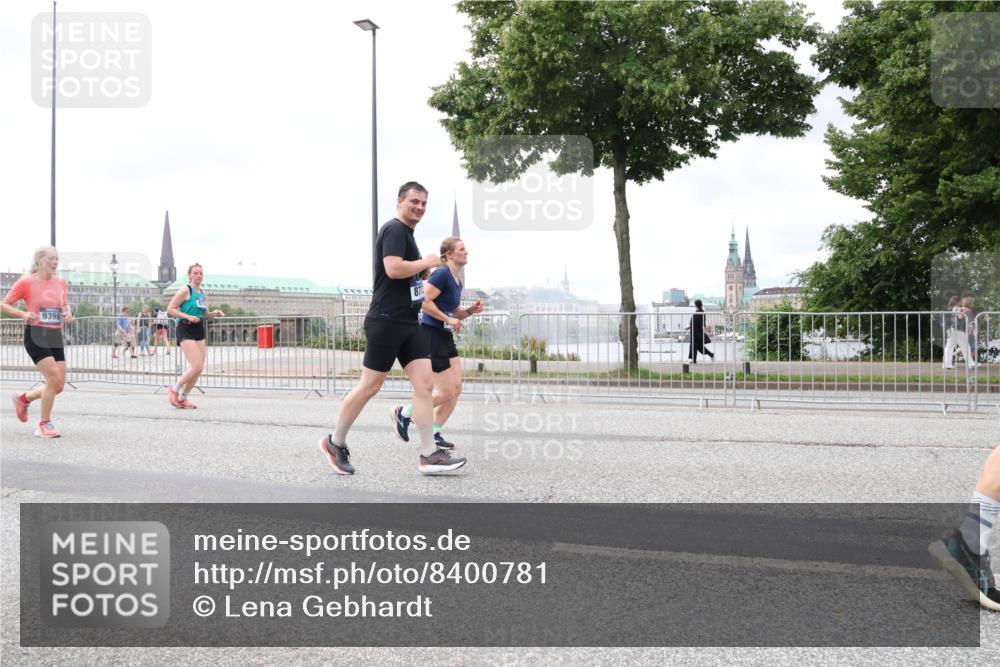 29.06.2025 - hella hamburg halbmarathon Lena Gebhardt http://msf.ph/oto/8400781 29.06.2025 10:58:05 Lombardsbrücke 9398, 87, 1001, 1123, 1242, 1248, 1265, 1388, 1845, 2015, 2043, 2169, 2273, 2275, 2451, 2567, 2900, 3191, 3540, 3644, 3936, 3954, 4059, 4117, 4429, 4521, 4830, 5104, 5632, 5676, 5782, 6316, 6337, 6825, 6916, 7172, 7193, 7262, 7556, 7617, 7664, 7783, 7977, 7990, 8076, 8159, 8439, 8440, 8441, 8442, 8474, 8512, 8708, 8713, 8773, 8888, 9059, 9123, 9180, 9233, 9239, 9318, 9319, 9394, 9398, 9436, 9481, 9613, 9636, 9832 meine-sportfotos.de