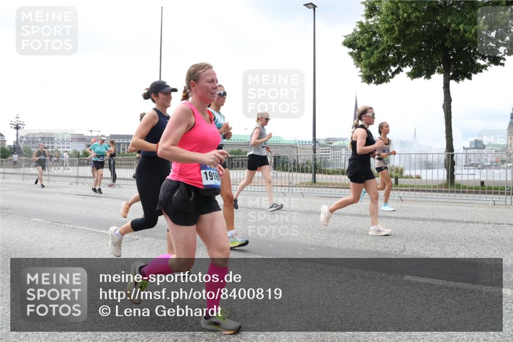29.06.2025 - hella hamburg halbmarathon Lena Gebhardt http://msf.ph/oto/8400819 29.06.2025 10:40:46 Lombardsbrücke 1916, 1075, 1317, 1323, 2042, 2173, 2206, 2299, 2762, 2763, 2858, 3121, 3293, 3295, 3306, 3432, 3694, 3810, 4044, 4234, 4411, 4530, 4612, 4774, 4775, 4906, 4972, 5059, 5549, 5702, 5753, 5975, 6076, 6098, 6163, 6229, 6278, 6280, 6289, 6363, 6463, 6842, 7108, 7293, 7956, 8053, 8054, 8307, 8378, 8391, 8429, 8430, 9009, 9237, 10644, 11053 meine-sportfotos.de