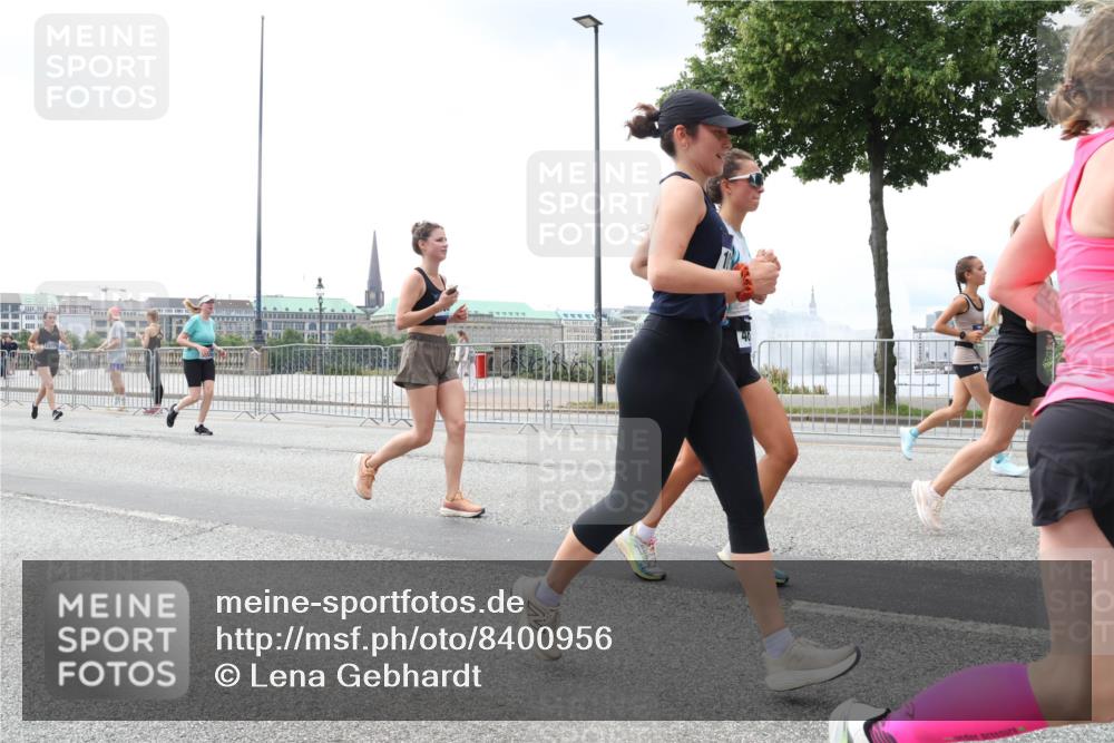 29.06.2025 - hella hamburg halbmarathon Lena Gebhardt http://msf.ph/oto/8400956 29.06.2025 10:40:47 Lombardsbrücke 40, 1075, 1317, 1323, 2042, 2173, 2206, 2299, 2762, 2763, 2858, 3121, 3293, 3295, 3306, 3432, 3694, 3810, 4044, 4234, 4411, 4530, 4612, 4774, 4775, 4906, 4972, 5059, 5549, 5702, 5753, 5975, 6076, 6098, 6163, 6229, 6278, 6280, 6289, 6363, 6463, 6842, 7293, 7829, 7956, 8053, 8054, 8307, 8378, 8391, 8429, 8430, 9009, 9237, 10644, 11053 meine-sportfotos.de