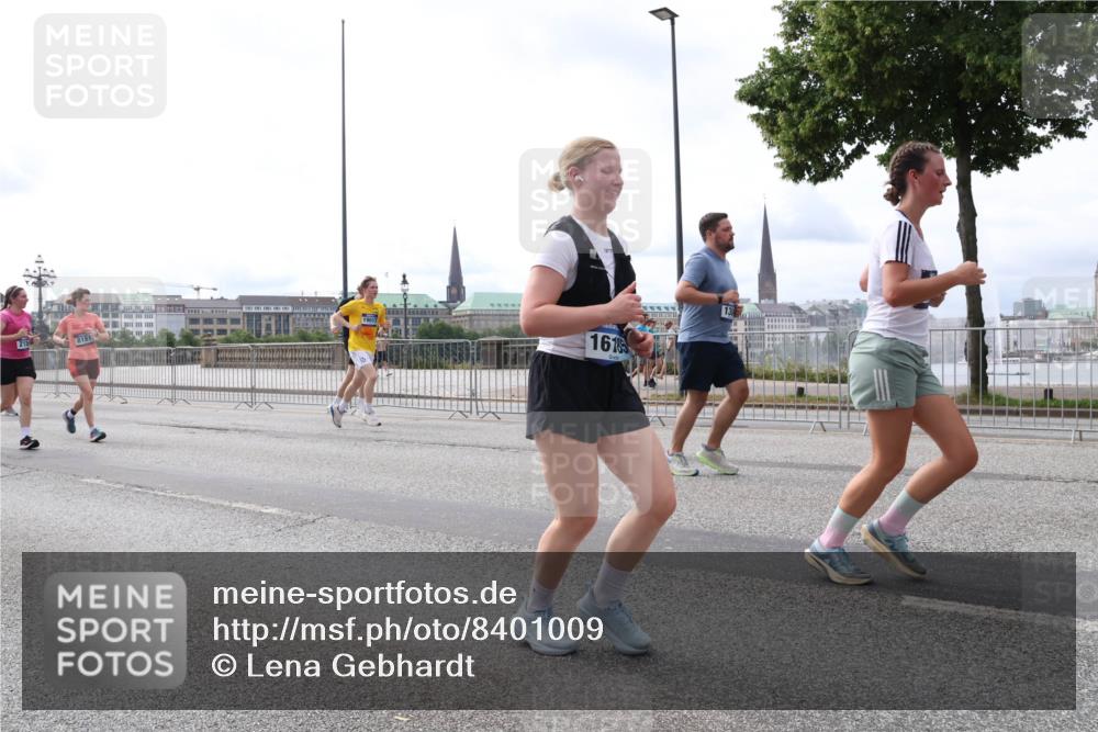 29.06.2025 - hella hamburg halbmarathon Lena Gebhardt http://msf.ph/oto/8401009 29.06.2025 10:23:48 Lombardsbrücke 213, 8181, 16185, 130, 1048, 1304, 1362, 1444, 1545, 2125, 2489, 3013, 4122, 4391, 4597, 4646, 4728, 4990, 5039, 5055, 5160, 5258, 5260, 5358, 5406, 5661, 5954, 6747, 7013, 7029, 7426, 7820, 8031, 8141, 8149, 8181, 8502, 8676, 8717, 9217, 9603, 9715, 10649, 11044, 11300, 11347, 11415, 11454, 11793, 11879, 12874, 13149, 14265, 14510, 14512, 14521, 15709, 15739, 15853, 16185, 16251, 17199 meine-sportfotos.de