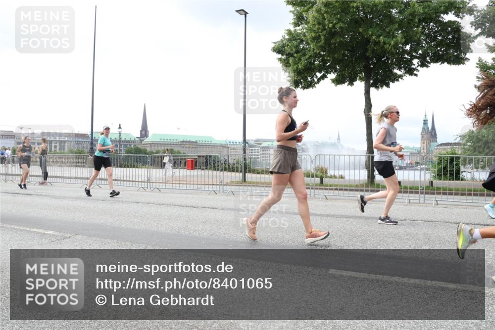 29.06.2025 - hella hamburg halbmarathon Lena Gebhardt http://msf.ph/oto/8401065 29.06.2025 10:40:47 Lombardsbrücke 1075, 1317, 1323, 2042, 2173, 2206, 2299, 2762, 2763, 2858, 3121, 3293, 3295, 3306, 3432, 3694, 3810, 4044, 4234, 4411, 4530, 4612, 4774, 4775, 4906, 4972, 5059, 5549, 5702, 5753, 5975, 6076, 6098, 6163, 6229, 6278, 6280, 6289, 6363, 6463, 6842, 7293, 7829, 7956, 8053, 8054, 8307, 8378, 8391, 8429, 8430, 9009, 9237, 10644, 11053 meine-sportfotos.de