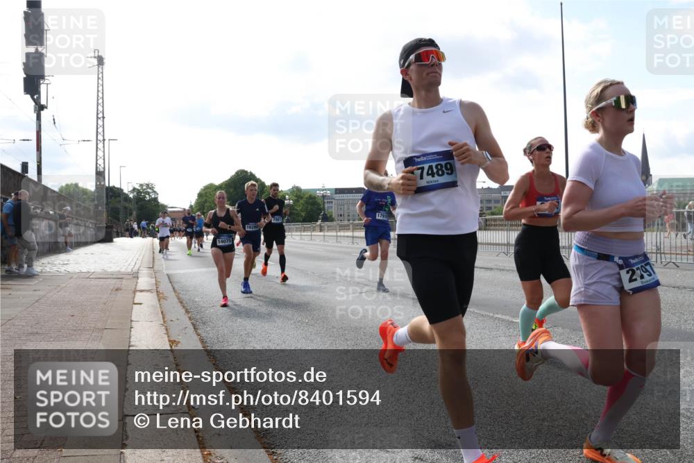 29.06.2025 - hella hamburg halbmarathon Lena Gebhardt http://msf.ph/oto/8401594 29.06.2025 09:49:03 Lombardsbrücke 14075, 16280, 17916, 7489, 2797, 1042, 1571, 1600, 1603, 2044, 2262, 2399, 2707, 2745, 2797, 2849, 3116, 3480, 3547, 4062, 4359, 4381, 5003, 5050, 5124, 5307, 5889, 6037, 6047, 6149, 6771, 6993, 7109, 7152, 7154, 7310, 7482, 7743, 7981, 8002, 8121, 8358, 8571, 9640, 9643, 10190, 10369, 10451, 10738, 10877, 11106, 11177, 11423, 11447, 11952, 12044, 12088, 12091, 12168, 12739, 13064, 13137, 13158, 13190, 13372, 13755, 13900, 13940, 14075, 14311, 14603 meine-sportfotos.de