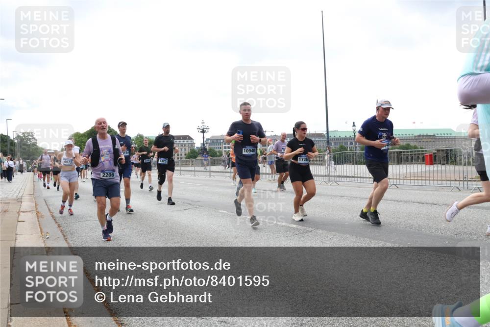 29.06.2025 - hella hamburg halbmarathon Lena Gebhardt http://msf.ph/oto/8401595 29.06.2025 10:40:50 Lombardsbrücke 4972, 2206, 5154, 2299, 1323, 10940, 17267, 1075, 1317, 1323, 2042, 2173, 2206, 2299, 2762, 2763, 2858, 3121, 3293, 3306, 3432, 3694, 3810, 4044, 4234, 4411, 4530, 4612, 4638, 4774, 4775, 4906, 4972, 5059, 5086, 5549, 5702, 5753, 5975, 6076, 6098, 6163, 6229, 6278, 6280, 6289, 6363, 6474, 6842, 7293, 7661, 7829, 7956, 8053, 8054, 8307, 8378, 8391, 8429, 8430, 8769, 9009, 9237, 10269, 10407, 10644, 11053 meine-sportfotos.de