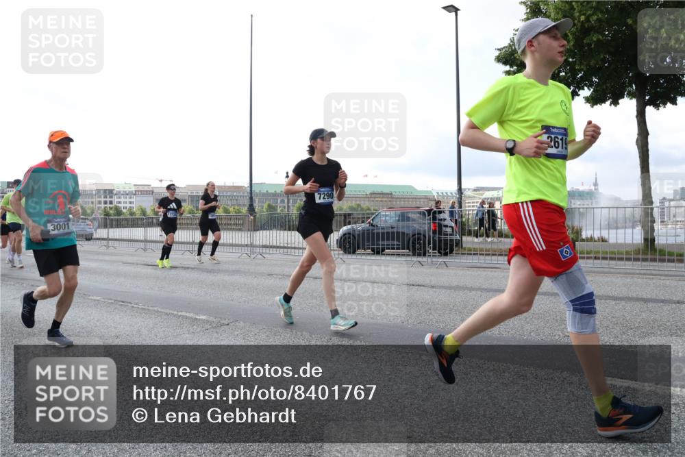 29.06.2025 - hella hamburg halbmarathon Lena Gebhardt http://msf.ph/oto/8401767 29.06.2025 10:03:23 Lombardsbrücke 3001, 13732, 7290, 2619, 1114, 1135, 1138, 1161, 1414, 1450, 1482, 1885, 2594, 2619, 2683, 2759, 2780, 2782, 2810, 3572, 4204, 4307, 4511, 4613, 5384, 5396, 5464, 6208, 6217, 6391, 6453, 7210, 7211, 7277, 7278, 7279, 7290, 7706, 7935, 8484, 8614, 9439, 9453, 10389, 10824, 11556, 12169, 12177, 12211, 12212, 12377, 12422, 12843, 13036, 13474, 13664, 13732, 13793, 13857, 13874, 13976, 15539, 15643, 15859, 16371, 17226, 17550, 18028 meine-sportfotos.de
