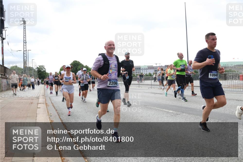 29.06.2025 - hella hamburg halbmarathon Lena Gebhardt http://msf.ph/oto/8401800 29.06.2025 10:40:51 Lombardsbrücke 4972, 2206, 4044, 276, 3432, 2762, 10940, 1075, 1317, 1323, 2042, 2173, 2206, 2299, 2762, 2763, 2858, 3121, 3293, 3306, 3432, 3694, 4044, 4234, 4411, 4530, 4612, 4638, 4774, 4775, 4906, 4972, 5059, 5086, 5225, 5549, 5702, 5753, 6076, 6098, 6163, 6229, 6278, 6280, 6289, 6363, 6474, 6842, 7293, 7661, 7829, 7956, 8053, 8054, 8307, 8378, 8391, 8429, 8430, 8769, 9009, 9237, 9962, 10269, 10407, 10644, 10835, 11053 meine-sportfotos.de