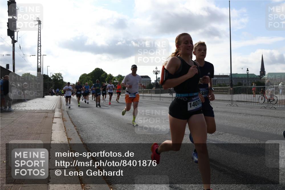 29.06.2025 - hella hamburg halbmarathon Lena Gebhardt http://msf.ph/oto/8401876 29.06.2025 09:49:05 Lombardsbrücke 15178, 15880, 14075, 1042, 1571, 1600, 1603, 2044, 2262, 2707, 2745, 2797, 2849, 3116, 3547, 4062, 4359, 4381, 5003, 5050, 5124, 5307, 5648, 5889, 6037, 6047, 6149, 6771, 6993, 7109, 7152, 7154, 7310, 7482, 7743, 7981, 8002, 8121, 8358, 8571, 9640, 9643, 10190, 10369, 10451, 10738, 10877, 11106, 11177, 11423, 11447, 11952, 12044, 12088, 12091, 12098, 12168, 12739, 13064, 13137, 13158, 13190, 13372, 13755, 13900, 13940, 14075, 14311, 14603 meine-sportfotos.de