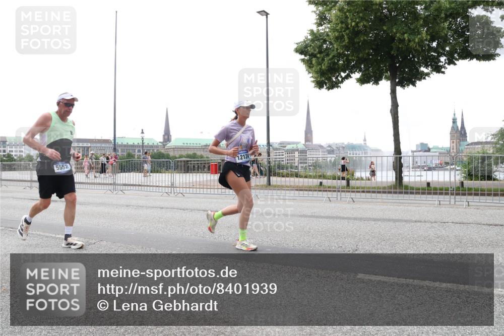 29.06.2025 - hella hamburg halbmarathon Lena Gebhardt http://msf.ph/oto/8401939 29.06.2025 10:50:03 Lombardsbrücke 5552, 12124, 1040, 1041, 1487, 1511, 1888, 2212, 2466, 2862, 2997, 3701, 3710, 3805, 3897, 4090, 4168, 4870, 5076, 5119, 5552, 5694, 5749, 5751, 5997, 6680, 6694, 6830, 7305, 7339, 7366, 7679, 7721, 7722, 7755, 8065, 8254, 9015, 9162, 9605, 9940, 10060, 10286, 10403, 10617, 10683, 10704, 11030, 11426, 11696, 11716, 11760, 12079, 12124, 12388, 13127, 13128, 13309, 13381, 13744, 13764, 13846, 14144, 14505, 14545, 14692, 14940, 15626 meine-sportfotos.de