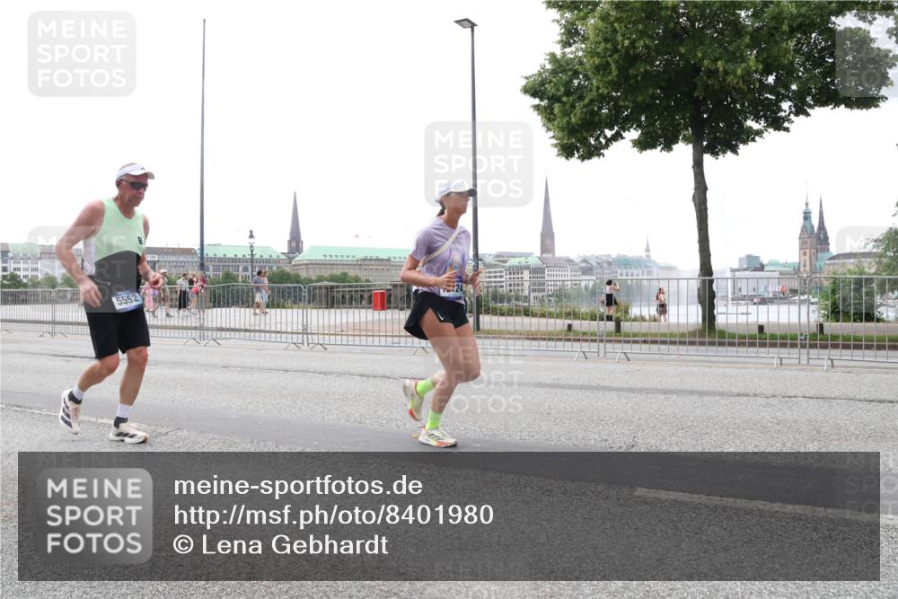 29.06.2025 - hella hamburg halbmarathon Lena Gebhardt http://msf.ph/oto/8401980 29.06.2025 10:50:03 Lombardsbrücke 5552, 24, 1040, 1041, 1487, 1511, 1888, 2212, 2466, 2862, 2997, 3701, 3710, 3805, 3897, 4090, 4168, 4870, 5076, 5119, 5552, 5694, 5749, 5751, 5997, 6680, 6694, 6830, 7305, 7339, 7366, 7679, 7721, 7722, 7755, 8065, 8254, 9015, 9162, 9605, 9940, 10060, 10286, 10403, 10617, 10683, 10704, 11030, 11426, 11696, 11716, 11760, 12079, 12124, 12388, 13127, 13128, 13309, 13381, 13744, 13764, 13846, 14144, 14505, 14545, 14692, 14940, 15626 meine-sportfotos.de