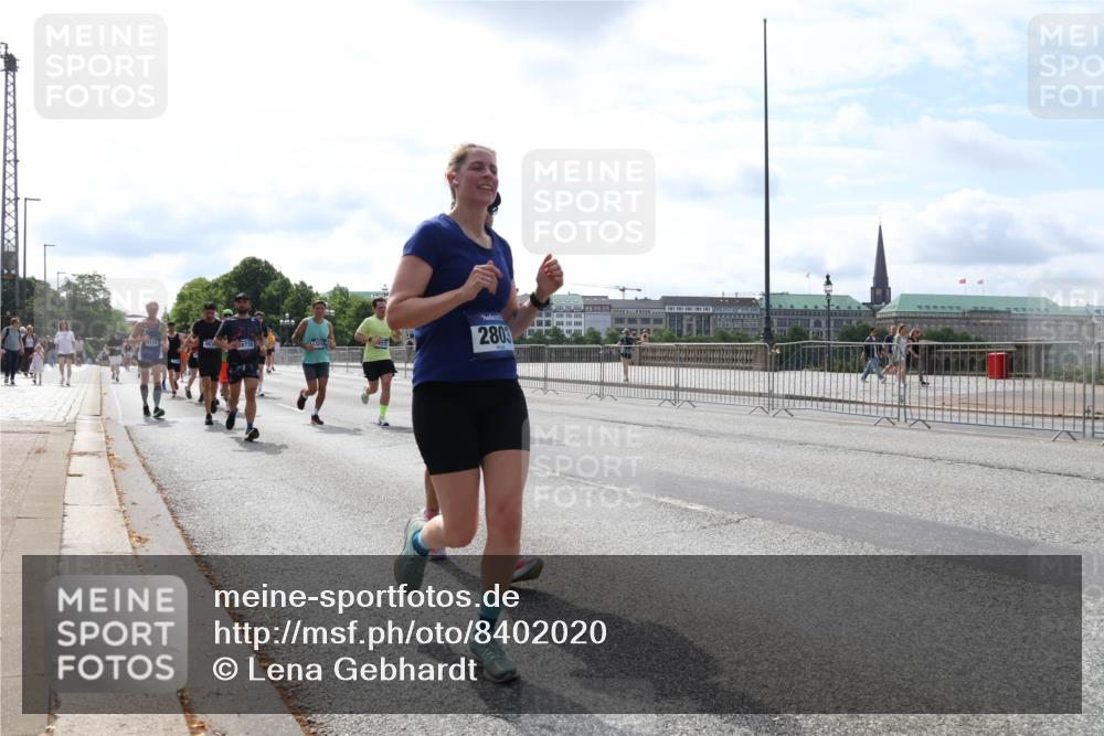 29.06.2025 - hella hamburg halbmarathon Lena Gebhardt http://msf.ph/oto/8402020 29.06.2025 10:16:16 Lombardsbrücke 2803, 1156, 1212, 1244, 1308, 1599, 1651, 2071, 2076, 2165, 2436, 2803, 2835, 3030, 3134, 3156, 3167, 3484, 3648, 3687, 4478, 4583, 4637, 4828, 5046, 5294, 5423, 6024, 7158, 7358, 7753, 7897, 7941, 7942, 8169, 8274, 8295, 8554, 8597, 8645, 8707, 8746, 8847, 8885, 9601, 9628, 9675, 9784, 9802, 9810, 9881, 10107, 10139, 10141, 10183, 10292, 10608, 10844, 10990, 11113, 11303, 11344, 11345, 11478, 11774, 11783, 11818, 12427, 12469 meine-sportfotos.de