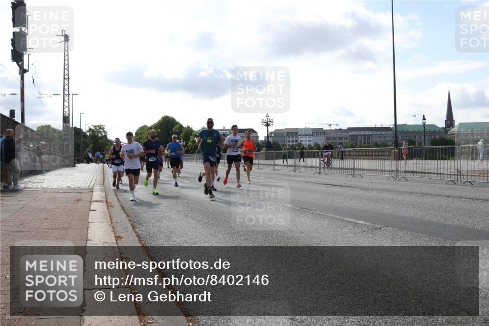 29.06.2025 - hella hamburg halbmarathon Lena Gebhardt http://msf.ph/oto/8402146 29.06.2025 09:49:06 Lombardsbrücke 1042, 1571, 1600, 1603, 2044, 2262, 2707, 2745, 2797, 2849, 3116, 3547, 4062, 4359, 4381, 5003, 5050, 5124, 5307, 5648, 5889, 6037, 6047, 6149, 6771, 6993, 7109, 7152, 7154, 7310, 7482, 7743, 7981, 8002, 8121, 8358, 8571, 9640, 9643, 10190, 10369, 10451, 10738, 10877, 11106, 11177, 11423, 11447, 11952, 12044, 12088, 12091, 12098, 12168, 12739, 13064, 13137, 13158, 13190, 13372, 13755, 13900, 13940, 14075, 14311, 14603 meine-sportfotos.de