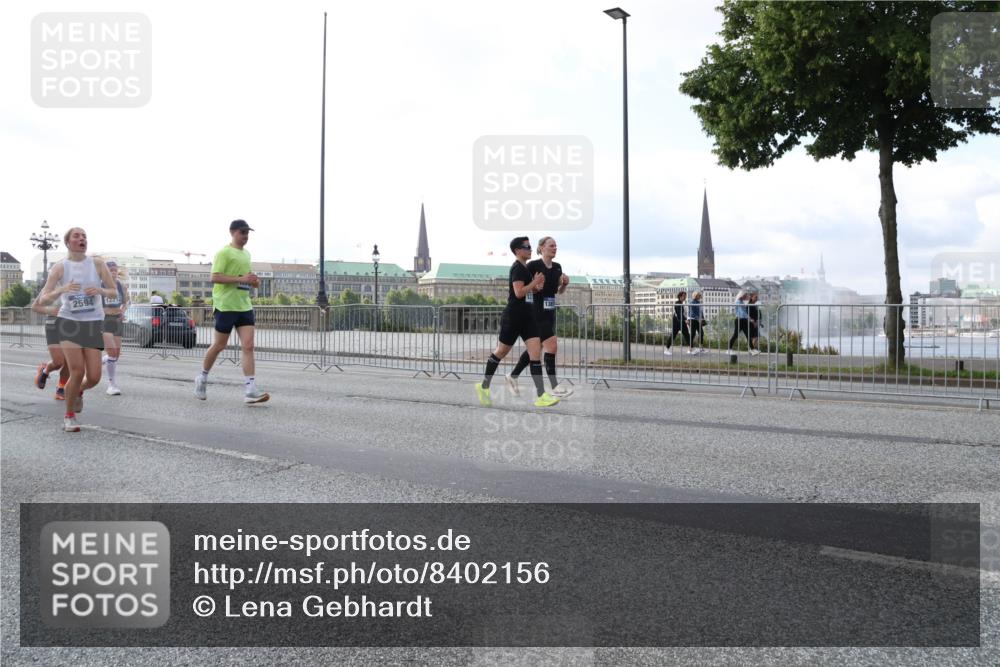 29.06.2025 - hella hamburg halbmarathon Lena Gebhardt http://msf.ph/oto/8402156 29.06.2025 10:03:25 Lombardsbrücke 2594, 1114, 1135, 1138, 1161, 1414, 1450, 1482, 1885, 2594, 2619, 2683, 2759, 2780, 2782, 2810, 3572, 4307, 4511, 4613, 5384, 5396, 5464, 6208, 6217, 6391, 6453, 7210, 7211, 7277, 7278, 7279, 7290, 7706, 7935, 8484, 8614, 9439, 9453, 10389, 10824, 11556, 12169, 12177, 12211, 12212, 12377, 12422, 12843, 13036, 13474, 13664, 13732, 13793, 13857, 13874, 13976, 15539, 15643, 15859, 16371, 17226, 17550, 18028 meine-sportfotos.de