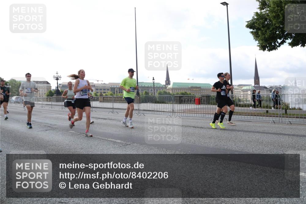 29.06.2025 - hella hamburg halbmarathon Lena Gebhardt http://msf.ph/oto/8402206 29.06.2025 10:03:25 Lombardsbrücke 1284, 7935, 2594, 1373, 1114, 1135, 1138, 1161, 1414, 1450, 1482, 1885, 2594, 2619, 2683, 2759, 2780, 2782, 2810, 3572, 4307, 4511, 4613, 5384, 5396, 5464, 6208, 6217, 6391, 6453, 7210, 7211, 7277, 7278, 7279, 7290, 7706, 7935, 8484, 8614, 9439, 9453, 10389, 10824, 11556, 12169, 12177, 12211, 12212, 12377, 12422, 12843, 13036, 13474, 13664, 13732, 13793, 13857, 13874, 13976, 15539, 15643, 15859, 16371, 17226, 17550, 18028 meine-sportfotos.de