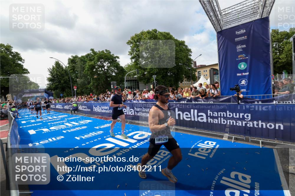 29.06.2025 - hella hamburg halbmarathon Zöllner http://msf.ph/oto/8402211 29.06.2025 10:37:59 Ziel 3480, 3530, 7229, 9643, 10793, 12915, 13900, 15303, 18103, 18529 meine-sportfotos.de