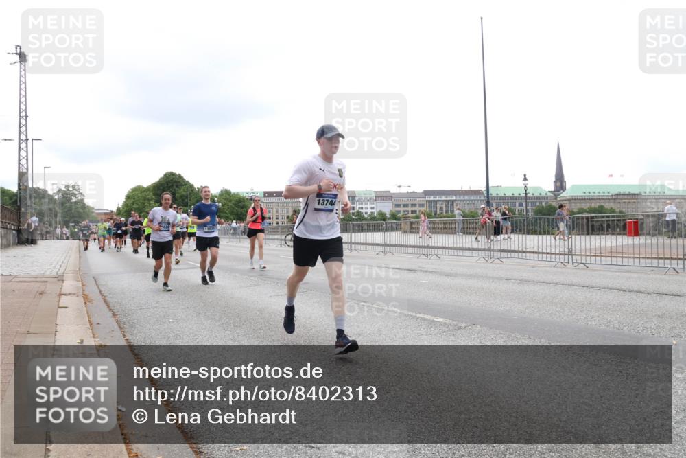 29.06.2025 - hella hamburg halbmarathon Lena Gebhardt http://msf.ph/oto/8402313 29.06.2025 10:50:05 Lombardsbrücke 11030, 2, 13744, 1040, 1041, 1487, 1511, 1888, 2212, 2466, 2862, 2997, 3203, 3701, 3710, 3805, 3897, 4090, 4168, 4870, 5076, 5119, 5552, 5694, 5749, 5751, 5997, 6680, 6694, 6830, 7305, 7339, 7366, 7679, 7721, 7722, 7755, 8065, 8254, 9015, 9162, 9605, 9940, 10060, 10286, 10403, 10617, 10683, 10704, 11030, 11426, 11696, 11716, 11760, 12079, 12124, 12388, 13127, 13128, 13309, 13381, 13744, 13764, 13846, 13887, 14144, 14505, 14545, 14692, 14940, 15626 meine-sportfotos.de