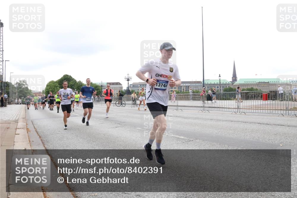 29.06.2025 - hella hamburg halbmarathon Lena Gebhardt http://msf.ph/oto/8402391 29.06.2025 10:50:05 Lombardsbrücke 1562, 11030, 24, 13744, 1040, 1041, 1487, 1511, 1888, 2212, 2466, 2862, 2997, 3203, 3701, 3710, 3805, 3897, 4090, 4168, 4870, 5076, 5119, 5552, 5694, 5749, 5751, 5997, 6680, 6694, 6830, 7305, 7339, 7366, 7679, 7721, 7722, 7755, 8065, 8254, 9015, 9162, 9605, 9940, 10060, 10286, 10403, 10617, 10683, 10704, 11030, 11426, 11696, 11716, 11760, 12079, 12124, 12388, 13127, 13128, 13309, 13381, 13744, 13764, 13846, 13887, 14144, 14505, 14545, 14692, 14940, 15626 meine-sportfotos.de