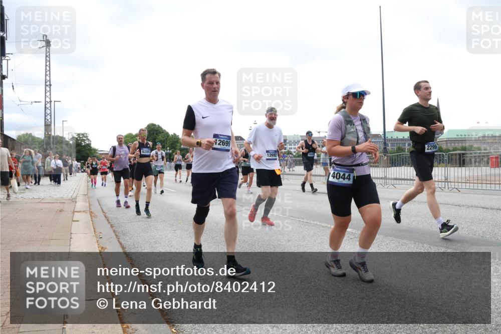 29.06.2025 - hella hamburg halbmarathon Lena Gebhardt http://msf.ph/oto/8402412 29.06.2025 10:40:54 Lombardsbrücke 6289, 12699, 12692, 4044, 2299, 1075, 1317, 1323, 1731, 2042, 2173, 2206, 2299, 2762, 2763, 2805, 2858, 3121, 3293, 3306, 3432, 3694, 4044, 4234, 4411, 4530, 4612, 4638, 4774, 4775, 4906, 4972, 5059, 5086, 5225, 5549, 5702, 5753, 6088, 6098, 6163, 6229, 6278, 6280, 6289, 6474, 6842, 7293, 7661, 7829, 7956, 8053, 8054, 8378, 8391, 8429, 8430, 8751, 8769, 9009, 9237, 9962, 10269, 10407, 10644, 10835, 11053 meine-sportfotos.de