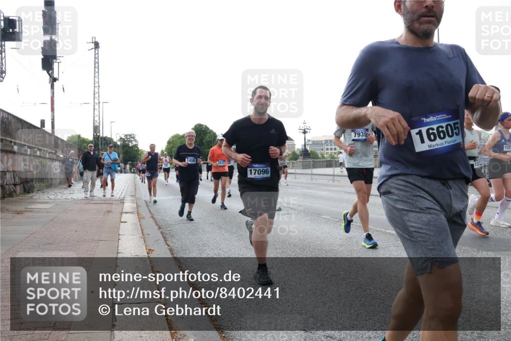 29.06.2025 - hella hamburg halbmarathon Lena Gebhardt http://msf.ph/oto/8402441 29.06.2025 10:03:27 Lombardsbrücke 1450, 4511, 17096, 7935, 16605, 122, 122, 1114, 1135, 1138, 1161, 1414, 1450, 1482, 1885, 2277, 2594, 2619, 2683, 2759, 2780, 2782, 2810, 3572, 4307, 4511, 4613, 5384, 5396, 5464, 6208, 6217, 6391, 6453, 7210, 7211, 7277, 7278, 7279, 7290, 7706, 7935, 8484, 8614, 9439, 9453, 10389, 10824, 11402, 11556, 12169, 12177, 12211, 12212, 12377, 12422, 12843, 13036, 13474, 13664, 13732, 13793, 13857, 13874, 13976, 15539, 15643, 15859, 16371, 16621, 17226, 17550, 18028 meine-sportfotos.de