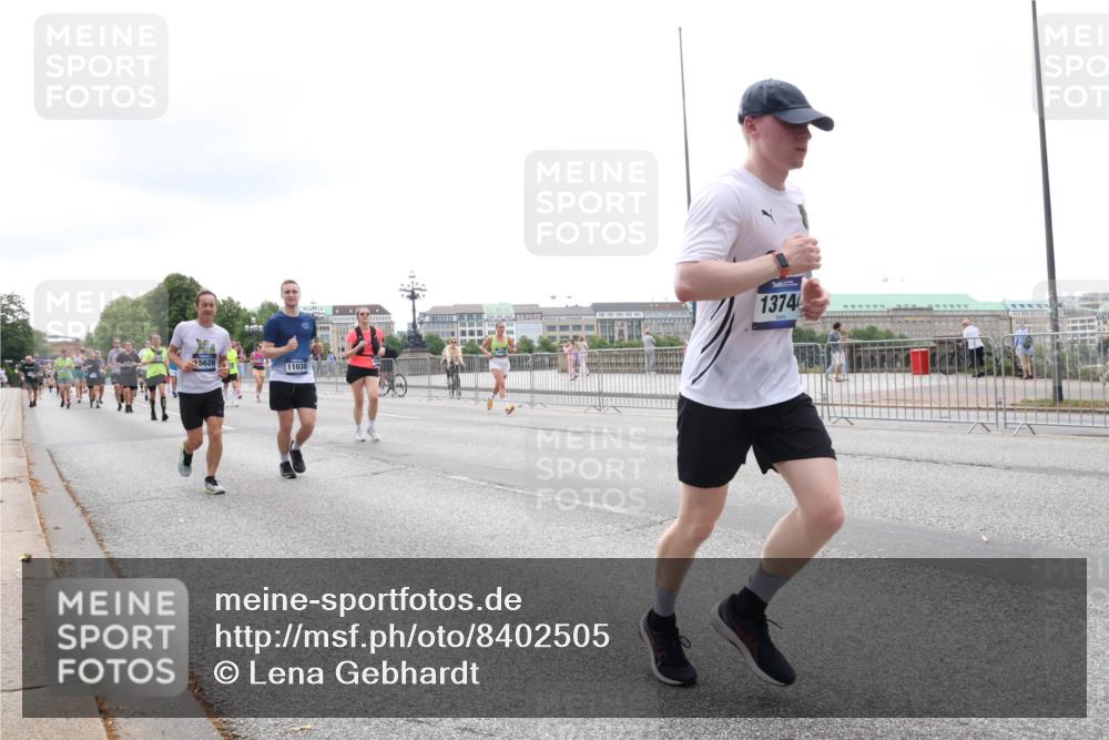 29.06.2025 - hella hamburg halbmarathon Lena Gebhardt http://msf.ph/oto/8402505 29.06.2025 10:50:05 Lombardsbrücke 15626, 11030, 1374, 1040, 1041, 1487, 1511, 1888, 2212, 2466, 2862, 2997, 3203, 3701, 3710, 3805, 3897, 4090, 4168, 4870, 5076, 5119, 5552, 5694, 5749, 5751, 5997, 6680, 6694, 6830, 7305, 7339, 7366, 7679, 7721, 7722, 7755, 8065, 8254, 9015, 9162, 9605, 9940, 10060, 10286, 10403, 10617, 10683, 10704, 11030, 11426, 11696, 11716, 11760, 12079, 12124, 12388, 13127, 13128, 13309, 13381, 13744, 13764, 13846, 13887, 14144, 14505, 14545, 14692, 14940, 15626 meine-sportfotos.de