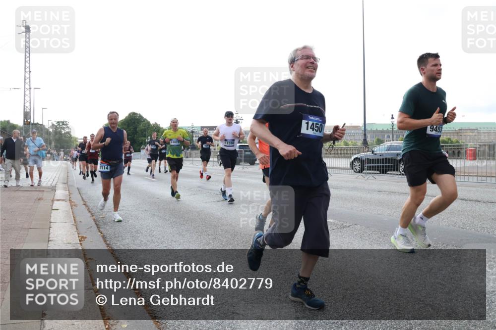 29.06.2025 - hella hamburg halbmarathon Lena Gebhardt http://msf.ph/oto/8402779 29.06.2025 10:03:29 Lombardsbrücke 1114, 18028, 11556, 1450, 9453, 1114, 1135, 1138, 1161, 1414, 1450, 1885, 2277, 2594, 2619, 2683, 2759, 2780, 2782, 2810, 3572, 4307, 4511, 5384, 5396, 5464, 6208, 6217, 6391, 6453, 7006, 7210, 7211, 7277, 7278, 7279, 7290, 7706, 7935, 8484, 9439, 9453, 10389, 10824, 11402, 11556, 12169, 12177, 12211, 12212, 12377, 12422, 12843, 13036, 13474, 13664, 13732, 13793, 13857, 13874, 13976, 15539, 15643, 15859, 16371, 16621, 17226, 17550, 18028 meine-sportfotos.de