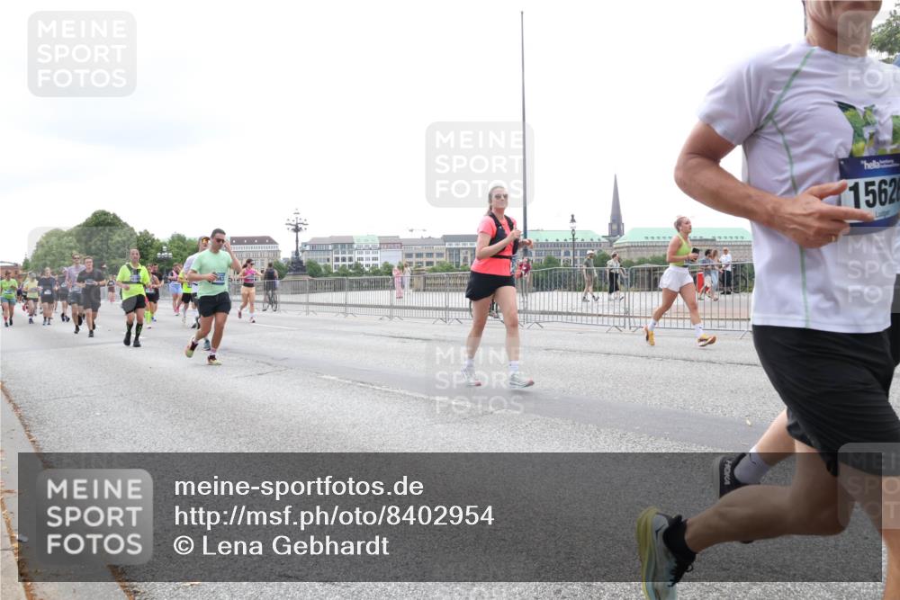 29.06.2025 - hella hamburg halbmarathon Lena Gebhardt http://msf.ph/oto/8402954 29.06.2025 10:50:08 Lombardsbrücke 1562, 1040, 1041, 1259, 1487, 1511, 1828, 1888, 2047, 2212, 2466, 2862, 2997, 3203, 3680, 3701, 3710, 3805, 3897, 4090, 4168, 4870, 5076, 5119, 5694, 5749, 5751, 5997, 6680, 6830, 7366, 7677, 7679, 7721, 7722, 7755, 8065, 8254, 9015, 9162, 9605, 9940, 10060, 10286, 10403, 10617, 10683, 10704, 11030, 11426, 11696, 11716, 11760, 12079, 12124, 13127, 13128, 13309, 13381, 13744, 13764, 13846, 13887, 14144, 14505, 14545, 14591, 14692, 14940, 15230, 15626 meine-sportfotos.de