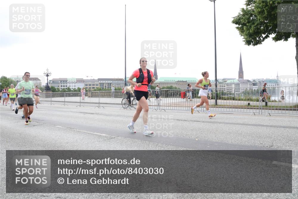 29.06.2025 - hella hamburg halbmarathon Lena Gebhardt http://msf.ph/oto/8403030 29.06.2025 10:50:08 Lombardsbrücke 15633, 1040, 1041, 1259, 1487, 1511, 1828, 1888, 2047, 2212, 2466, 2862, 2997, 3203, 3680, 3701, 3710, 3805, 3897, 4090, 4168, 4870, 5076, 5119, 5694, 5749, 5751, 5997, 6680, 6830, 7366, 7677, 7679, 7721, 7722, 7755, 8065, 8254, 9015, 9162, 9605, 9940, 10060, 10286, 10403, 10617, 10683, 10704, 11030, 11426, 11696, 11716, 11760, 12079, 12124, 13127, 13128, 13309, 13381, 13744, 13764, 13846, 13887, 14144, 14505, 14545, 14591, 14692, 14940, 15230, 15626 meine-sportfotos.de