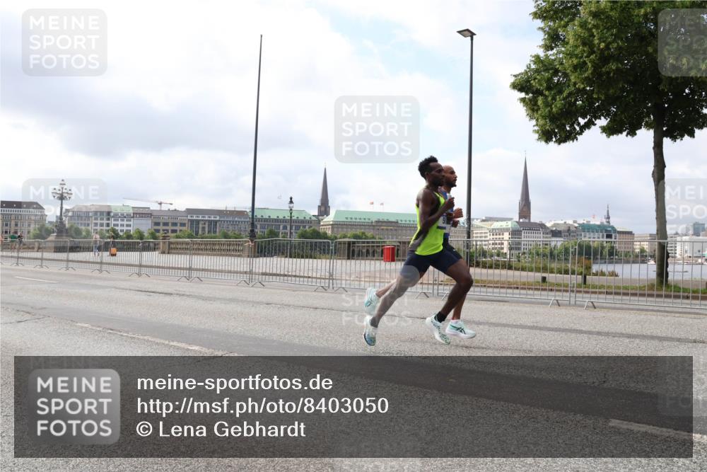 29.06.2025 - hella hamburg halbmarathon Lena Gebhardt http://msf.ph/oto/8403050 29.06.2025 09:31:30 Lombardsbrücke 1, 2, 4, 5, 6, 7, 8, 9, 10, 11, 13, 15, 16, 22, 23, 25, 58, 59 meine-sportfotos.de