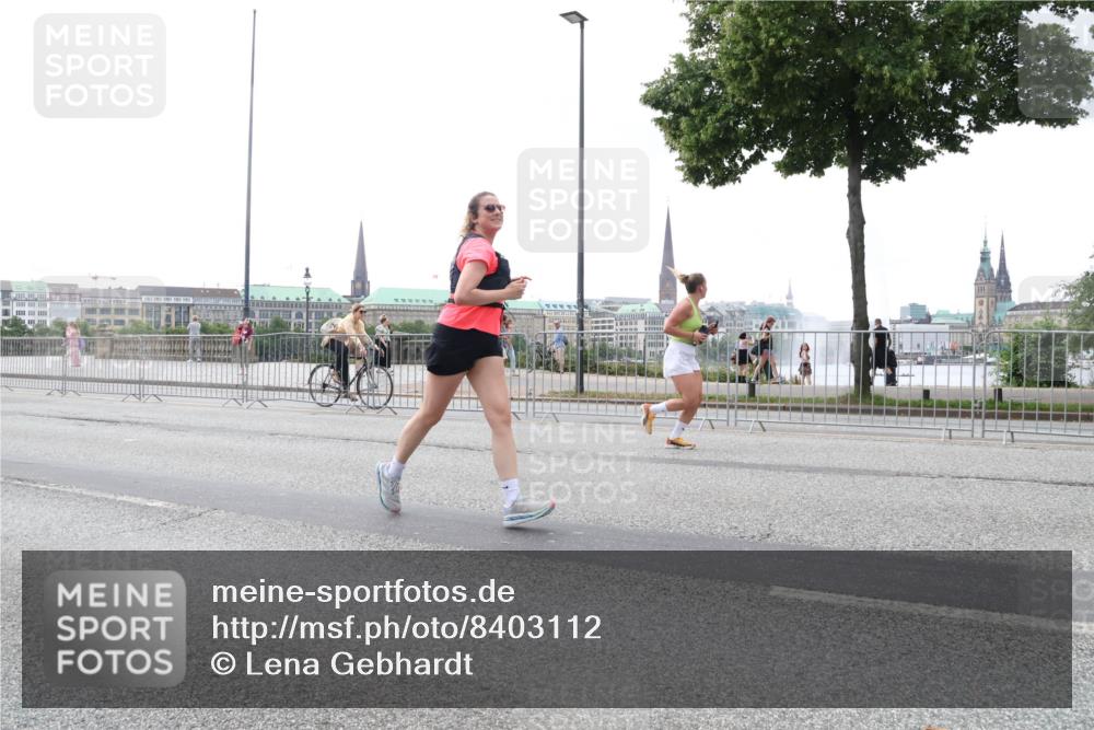 29.06.2025 - hella hamburg halbmarathon Lena Gebhardt http://msf.ph/oto/8403112 29.06.2025 10:50:09 Lombardsbrücke 1040, 1041, 1259, 1487, 1511, 1828, 1888, 2047, 2212, 2466, 2862, 2997, 3203, 3680, 3701, 3710, 3805, 3897, 4090, 4168, 4870, 5076, 5119, 5694, 5749, 5751, 5997, 6680, 6830, 7366, 7677, 7679, 7721, 7722, 7755, 8065, 8254, 9015, 9162, 9605, 9940, 10060, 10286, 10403, 10617, 10683, 11030, 11426, 11696, 11716, 11760, 12079, 12124, 13127, 13128, 13309, 13381, 13744, 13764, 13846, 13887, 14102, 14144, 14505, 14545, 14591, 14692, 14940, 15230, 15626 meine-sportfotos.de