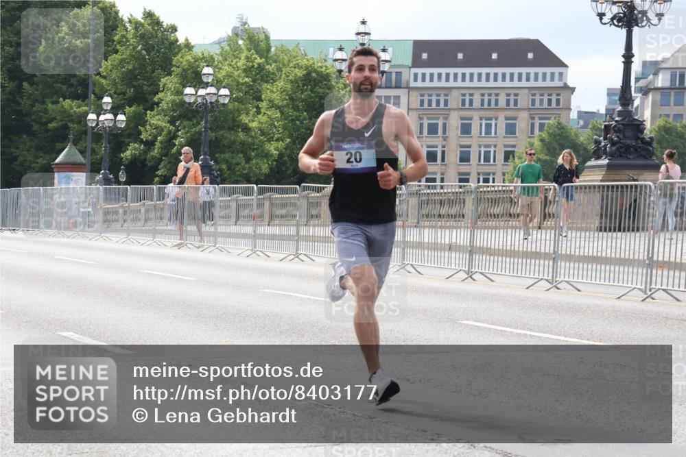 29.06.2025 - hella hamburg halbmarathon Lena Gebhardt http://msf.ph/oto/8403177 29.06.2025 09:31:36 Lombardsbrücke 20, 20, 1, 2, 4, 5, 6, 7, 8, 9, 10, 11, 13, 15, 16, 20, 22, 23, 25, 58, 59 meine-sportfotos.de