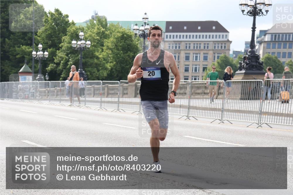 29.06.2025 - hella hamburg halbmarathon Lena Gebhardt http://msf.ph/oto/8403220 29.06.2025 09:31:36 Lombardsbrücke 20, 1, 2, 4, 5, 6, 7, 8, 9, 10, 11, 13, 15, 16, 20, 22, 23, 25, 58, 59 meine-sportfotos.de