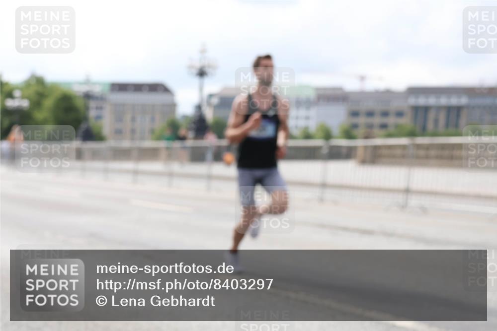 29.06.2025 - hella hamburg halbmarathon Lena Gebhardt http://msf.ph/oto/8403297 29.06.2025 09:31:37 Lombardsbrücke 1, 2, 4, 5, 6, 7, 8, 9, 10, 11, 13, 15, 16, 20, 22, 23, 25, 58, 59 meine-sportfotos.de