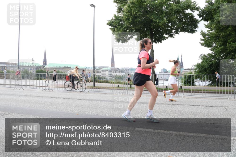 29.06.2025 - hella hamburg halbmarathon Lena Gebhardt http://msf.ph/oto/8403315 29.06.2025 10:50:09 Lombardsbrücke 1040, 1041, 1259, 1487, 1511, 1828, 1888, 2047, 2212, 2466, 2862, 2997, 3203, 3680, 3701, 3710, 3805, 3897, 4090, 4168, 4870, 5076, 5119, 5694, 5749, 5751, 5997, 6680, 6830, 7366, 7677, 7679, 7721, 7722, 7755, 8065, 8254, 9015, 9162, 9605, 9940, 10060, 10286, 10403, 10617, 10683, 11030, 11426, 11696, 11716, 11760, 12079, 12124, 13127, 13128, 13309, 13381, 13744, 13764, 13846, 13887, 14102, 14144, 14505, 14545, 14591, 14692, 14940, 15230, 15626 meine-sportfotos.de