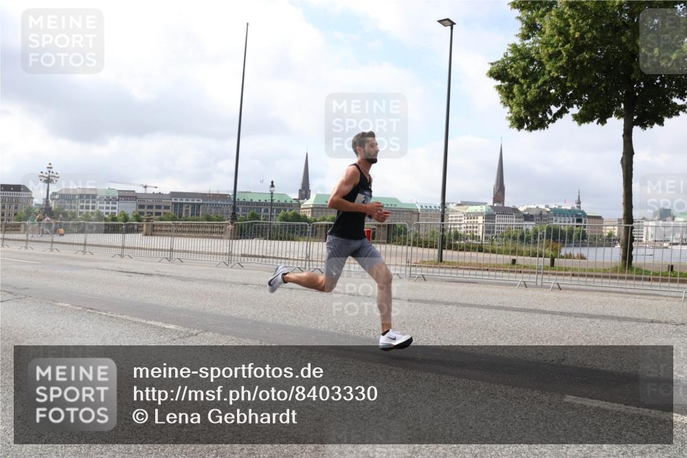29.06.2025 - hella hamburg halbmarathon Lena Gebhardt http://msf.ph/oto/8403330 29.06.2025 09:31:37 Lombardsbrücke 1, 2, 4, 5, 6, 7, 8, 9, 10, 11, 13, 15, 16, 20, 22, 23, 25, 58, 59 meine-sportfotos.de