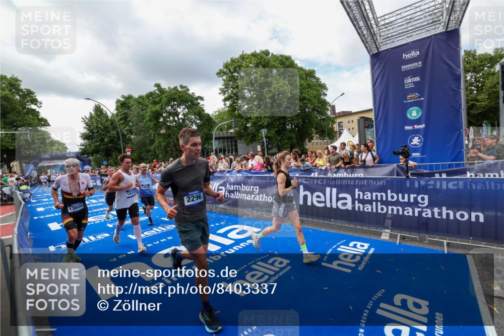 29.06.2025 - hella hamburg halbmarathon Zöllner http://msf.ph/oto/8403337 29.06.2025 10:38:53 Ziel 2296, 2719, 2980, 3783, 8958, 9264, 9540, 10218, 11055, 13755, 13800, 14093, 15257, 15372, 17722 meine-sportfotos.de