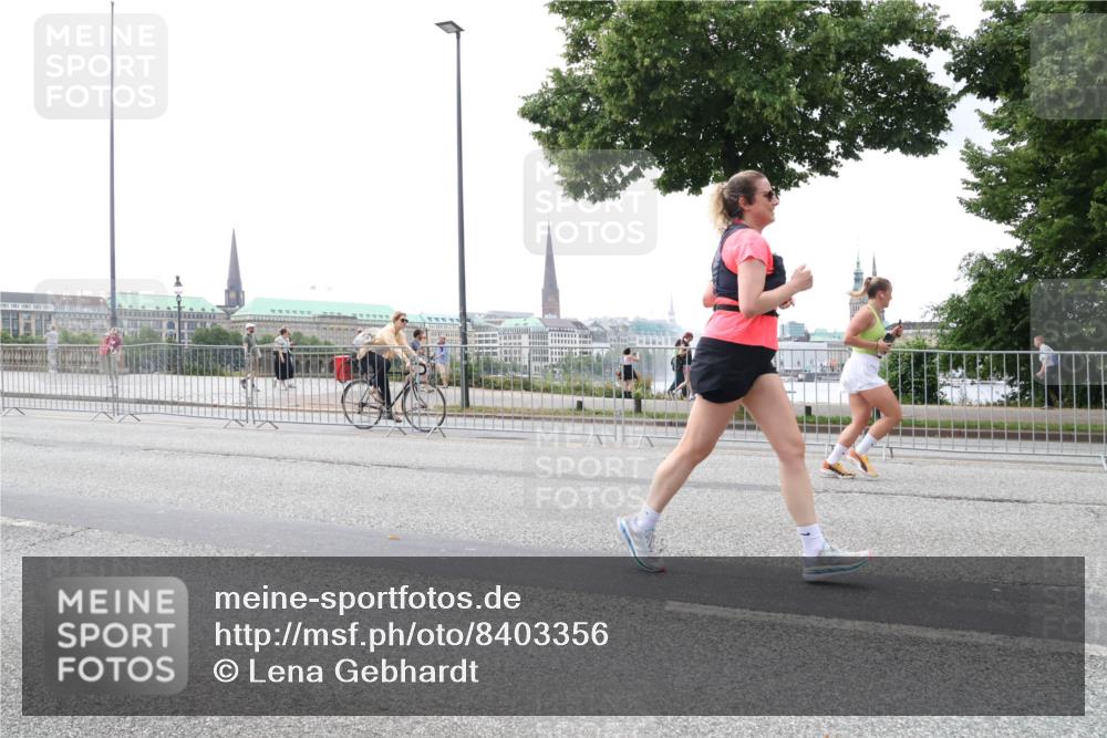 29.06.2025 - hella hamburg halbmarathon Lena Gebhardt http://msf.ph/oto/8403356 29.06.2025 10:50:09 Lombardsbrücke 1040, 1041, 1259, 1487, 1511, 1828, 1888, 2047, 2212, 2466, 2862, 2997, 3203, 3680, 3701, 3710, 3805, 3897, 4090, 4168, 4870, 5076, 5119, 5694, 5749, 5751, 5997, 6680, 6830, 7366, 7677, 7679, 7721, 7722, 7755, 8065, 8254, 9015, 9162, 9605, 9940, 10060, 10286, 10403, 10617, 10683, 11030, 11426, 11696, 11716, 11760, 12079, 12124, 13127, 13128, 13309, 13381, 13744, 13764, 13846, 13887, 14102, 14144, 14505, 14545, 14591, 14692, 14940, 15230, 15626 meine-sportfotos.de