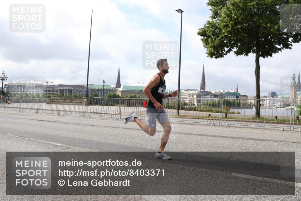 29.06.2025 - hella hamburg halbmarathon Lena Gebhardt http://msf.ph/oto/8403371 29.06.2025 09:31:38 Lombardsbrücke 1, 2, 4, 5, 6, 7, 8, 9, 10, 11, 13, 15, 16, 20, 22, 23, 25, 58, 59 meine-sportfotos.de