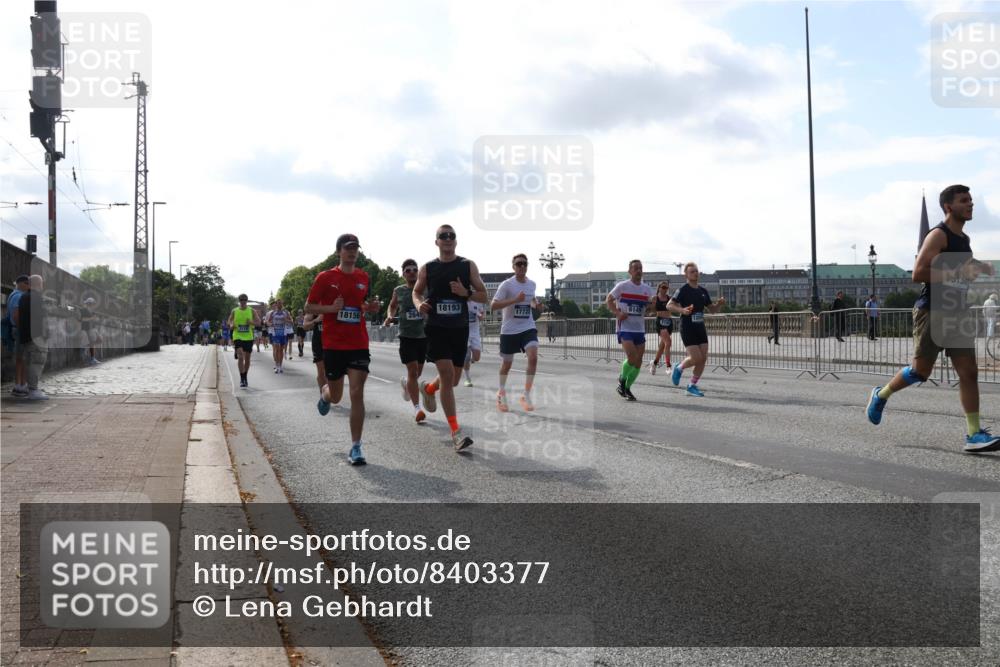 29.06.2025 - hella hamburg halbmarathon Lena Gebhardt http://msf.ph/oto/8403377 29.06.2025 09:49:16 Lombardsbrücke 18193, 614, 17722, 18156, 284, 1042, 1571, 1600, 1603, 2044, 2707, 2745, 2750, 2797, 2849, 2980, 3014, 3116, 4062, 4148, 4766, 5003, 5050, 5124, 5648, 5889, 6037, 6047, 6149, 6771, 7035, 7109, 7310, 7482, 7743, 7981, 8002, 8121, 8358, 9640, 9643, 10190, 10369, 10451, 10738, 10877, 11106, 11177, 11423, 11447, 11952, 12088, 12091, 12098, 12168, 12739, 13064, 13137, 13158, 13190, 13372, 13755, 13900, 14075, 14311, 14359, 14603, 14629, 14667 meine-sportfotos.de