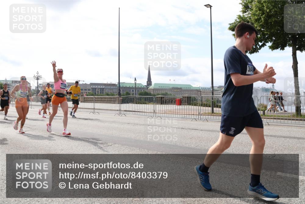 29.06.2025 - hella hamburg halbmarathon Lena Gebhardt http://msf.ph/oto/8403379 29.06.2025 10:16:24 Lombardsbrücke 11344, 212, 11345, 3648, 1156, 1212, 1244, 1308, 1599, 1651, 1825, 2071, 2076, 2165, 2347, 2436, 2803, 2835, 2912, 3030, 3134, 3156, 3484, 3648, 3687, 4478, 4583, 4637, 4828, 5046, 5294, 5423, 6024, 6488, 7158, 7358, 7753, 7897, 8169, 8274, 8295, 8317, 8554, 8597, 8645, 8707, 8847, 8857, 9601, 9628, 9664, 9676, 9784, 9802, 9810, 9881, 10076, 10107, 10139, 10141, 10183, 10232, 10292, 10844, 10990, 11113, 11303, 11344, 11345, 11478, 11818 meine-sportfotos.de