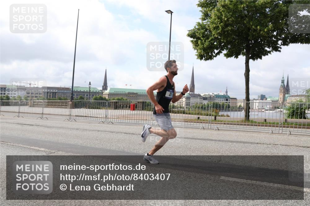 29.06.2025 - hella hamburg halbmarathon Lena Gebhardt http://msf.ph/oto/8403407 29.06.2025 09:31:38 Lombardsbrücke 1, 2, 4, 5, 6, 7, 8, 9, 10, 11, 13, 15, 16, 20, 22, 23, 25, 58, 59 meine-sportfotos.de