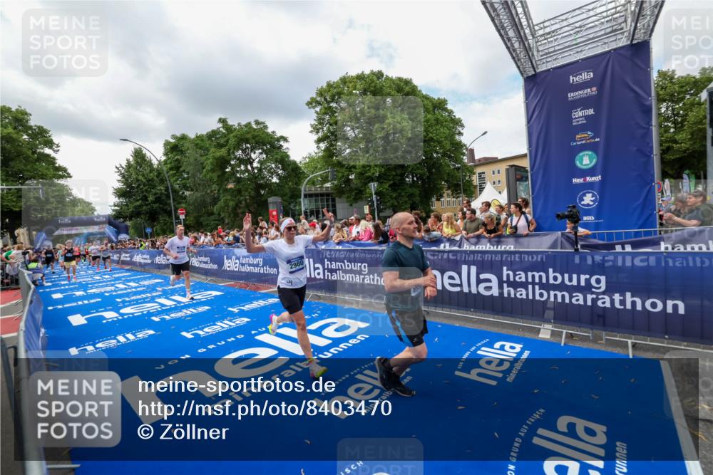 29.06.2025 - hella hamburg halbmarathon Zöllner http://msf.ph/oto/8403470 29.06.2025 10:39:01 Ziel 1164, 2980, 3136, 3783, 4359, 6682, 8958, 11447, 13137, 15257, 15561, 15873, 17722, 18734, 19151 meine-sportfotos.de
