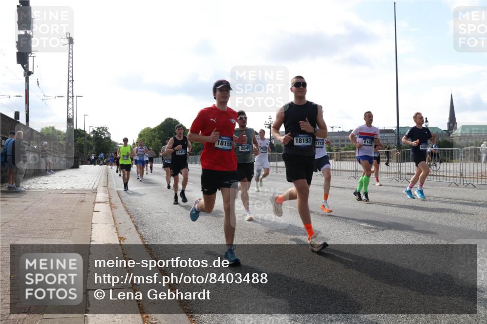 29.06.2025 - hella hamburg halbmarathon Lena Gebhardt http://msf.ph/oto/8403488 29.06.2025 09:49:16 Lombardsbrücke 15410, 18156, 2849, 15991, 18193, 6149, 17721, 1042, 1571, 1600, 1603, 2044, 2707, 2745, 2750, 2797, 2849, 2980, 3014, 3116, 4062, 4148, 4766, 5003, 5050, 5124, 5648, 5889, 6037, 6047, 6149, 6771, 7035, 7109, 7310, 7482, 7743, 7981, 8002, 8121, 8358, 9640, 9643, 10190, 10369, 10451, 10738, 10877, 11106, 11177, 11423, 11447, 11952, 12088, 12091, 12098, 12168, 12739, 13064, 13137, 13158, 13190, 13372, 13755, 13900, 14075, 14311, 14359, 14603, 14629, 14667 meine-sportfotos.de