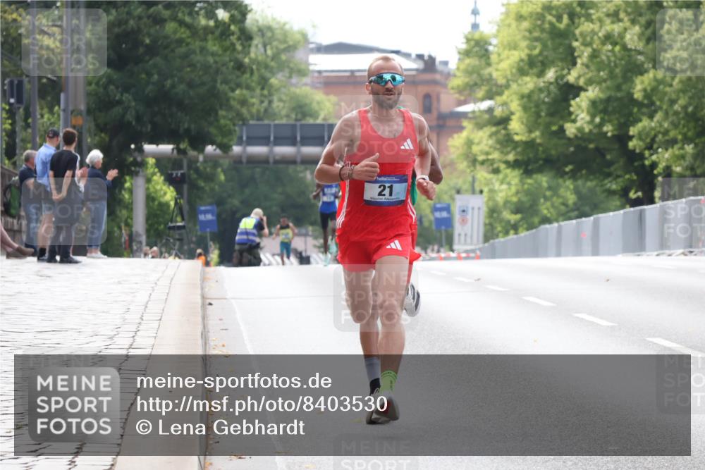 29.06.2025 - hella hamburg halbmarathon Lena Gebhardt http://msf.ph/oto/8403530 29.06.2025 09:32:07 Lombardsbrücke 1056, 21, 15, 20, 58 meine-sportfotos.de