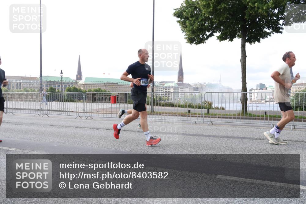 29.06.2025 - hella hamburg halbmarathon Lena Gebhardt http://msf.ph/oto/8403582 29.06.2025 10:03:33 Lombardsbrücke 1885, 1114, 1135, 1138, 1161, 1367, 1414, 1450, 1885, 2277, 2594, 2619, 2683, 2759, 2782, 3572, 4307, 4511, 5384, 5396, 5464, 6391, 6453, 7006, 7210, 7211, 7277, 7278, 7279, 7290, 7306, 7706, 7935, 8484, 8727, 9280, 9439, 9453, 10389, 10824, 11402, 11556, 12177, 12211, 12212, 12377, 12843, 13036, 13474, 13664, 13732, 13793, 13857, 13874, 13976, 15539, 15643, 15859, 16371, 16621, 17226, 17550, 18028 meine-sportfotos.de