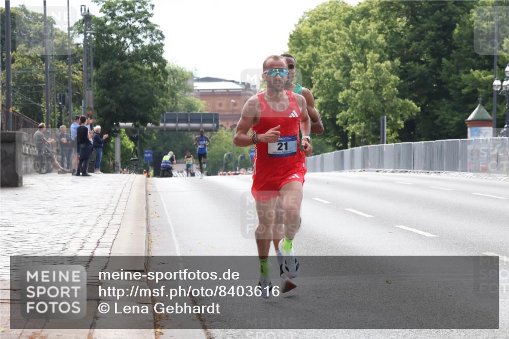 29.06.2025 - hella hamburg halbmarathon Lena Gebhardt http://msf.ph/oto/8403616 29.06.2025 09:32:08 Lombardsbrücke 21, 15, 20, 21, 58 meine-sportfotos.de