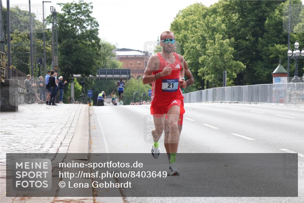 29.06.2025 - hella hamburg halbmarathon Lena Gebhardt http://msf.ph/oto/8403649 29.06.2025 09:32:08 Lombardsbrücke 21, 15, 20, 21, 58 meine-sportfotos.de