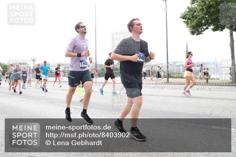 29.06.2025 - hella hamburg halbmarathon Lena Gebhardt http://msf.ph/oto/8403902 29.06.2025 10:50:13 Lombardsbrücke 5997, 7722, 17608, 940, 1259, 1487, 1511, 1828, 2047, 2212, 2997, 3203, 3680, 3701, 3710, 3805, 3897, 4090, 4168, 4870, 4961, 5076, 5119, 5749, 5751, 5997, 6680, 6830, 7366, 7505, 7677, 7721, 7722, 7755, 8065, 8254, 8299, 9015, 9605, 9940, 10060, 10286, 10403, 10617, 10683, 10744, 11030, 11426, 11696, 11716, 11760, 12079, 12124, 13127, 13128, 13309, 13381, 13744, 13846, 13887, 14102, 14144, 14505, 14545, 14591, 14692, 14940, 15230, 15626 meine-sportfotos.de
