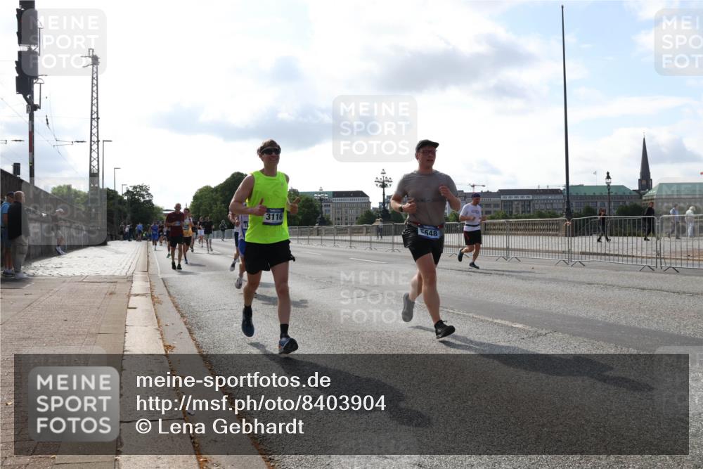 29.06.2025 - hella hamburg halbmarathon Lena Gebhardt http://msf.ph/oto/8403904 29.06.2025 09:49:19 Lombardsbrücke 3116, 5648, 1042, 1571, 1600, 1603, 2044, 2707, 2745, 2750, 2797, 2849, 2980, 3014, 3116, 4062, 4148, 4766, 5003, 5050, 5124, 5648, 5889, 6037, 6047, 6095, 6149, 6771, 7035, 7109, 7310, 7482, 7743, 7981, 8002, 8358, 9640, 9643, 10369, 10451, 10738, 10877, 11106, 11177, 11423, 11447, 11952, 12088, 12091, 12098, 12168, 12739, 13064, 13137, 13158, 13190, 13372, 13755, 13900, 14075, 14311, 14359, 14603, 14629, 14667, 14789, 15094 meine-sportfotos.de