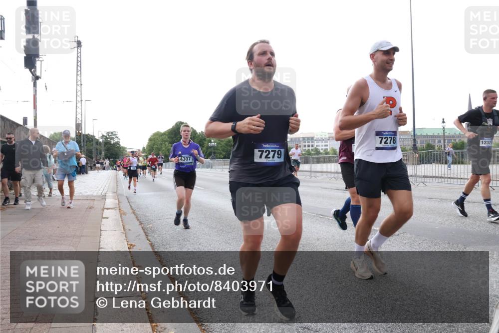 29.06.2025 - hella hamburg halbmarathon Lena Gebhardt http://msf.ph/oto/8403971 29.06.2025 10:03:34 Lombardsbrücke 4307, 7279, 7278, 12377, 1114, 1135, 1138, 1161, 1367, 1414, 1450, 1885, 2277, 2594, 2619, 2683, 2759, 2782, 3572, 4307, 4511, 5384, 5396, 5464, 6391, 6453, 7006, 7211, 7277, 7278, 7279, 7290, 7306, 7706, 7935, 8484, 8727, 9280, 9439, 9453, 10389, 10824, 11402, 11556, 12177, 12211, 12212, 12377, 12843, 13036, 13474, 13732, 13793, 13857, 13874, 13976, 15539, 15643, 15859, 16371, 16621, 17226, 17550, 18028 meine-sportfotos.de