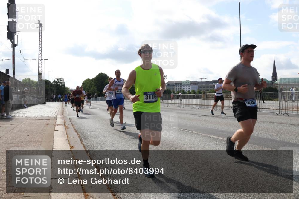 29.06.2025 - hella hamburg halbmarathon Lena Gebhardt http://msf.ph/oto/8403994 29.06.2025 09:49:20 Lombardsbrücke 3014, 1818, 3116, 48, 1042, 1571, 1600, 1603, 2044, 2707, 2745, 2750, 2797, 2849, 2980, 3014, 3116, 4062, 4148, 4766, 5003, 5050, 5124, 5648, 5889, 6037, 6047, 6095, 6149, 6771, 7035, 7109, 7229, 7310, 7482, 7743, 7981, 8002, 8358, 9640, 9914, 10369, 10451, 10738, 10877, 11106, 11177, 11423, 11447, 11952, 12088, 12091, 12098, 12168, 12739, 13064, 13137, 13158, 13190, 13372, 13755, 13900, 14075, 14311, 14359, 14603, 14629, 14667, 14789, 15094 meine-sportfotos.de