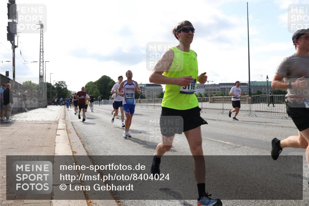 29.06.2025 - hella hamburg halbmarathon Lena Gebhardt http://msf.ph/oto/8404024 29.06.2025 09:49:20 Lombardsbrücke 18188, 116, 1042, 1571, 1600, 1603, 2044, 2707, 2745, 2750, 2797, 2849, 2980, 3014, 3116, 4062, 4148, 4766, 5003, 5050, 5124, 5648, 5889, 6037, 6047, 6095, 6149, 6771, 7035, 7109, 7229, 7310, 7482, 7743, 7981, 8002, 8358, 9640, 9914, 10369, 10451, 10738, 10877, 11106, 11177, 11423, 11447, 11952, 12088, 12091, 12098, 12168, 12739, 13064, 13137, 13158, 13190, 13372, 13755, 13900, 14075, 14311, 14359, 14603, 14629, 14667, 14789, 15094 meine-sportfotos.de